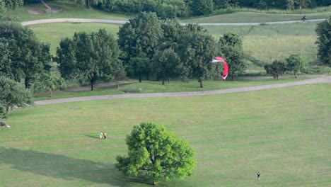 Menschen-lernen-Kitesurfen-im-park-München