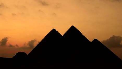 Lapso-de-tiempo.-Amanecer-sobre-las-pirámides-de-Giza,-en-Egipto.