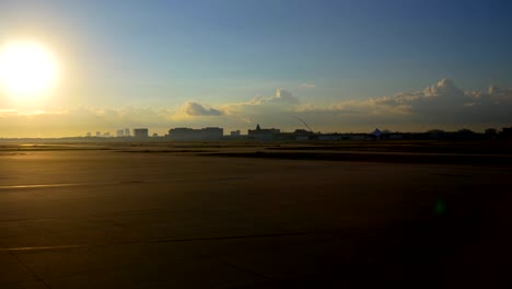 Vista-de-los-edificios-de-Tampa-desde-el-aeropuerto-al-atardecer