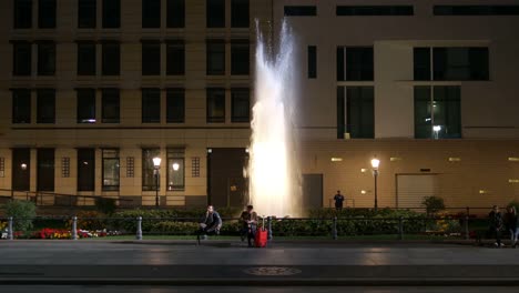 Berlín-la-fuente-por-la-noche.-4-K