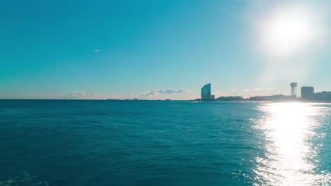 Mar-mediterráneo-la-luz-solar-Barcelona-panorama-4-K-lapso-de-tiempo-de-España