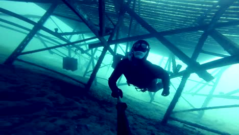 Freediver-Erkunden-einer-großen-Unterwasser-Struktur