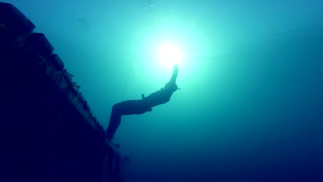 Super-lenta-caída-libre-debajo-del-agua-cayendo-de-una-plataforma-en-una-cantera.