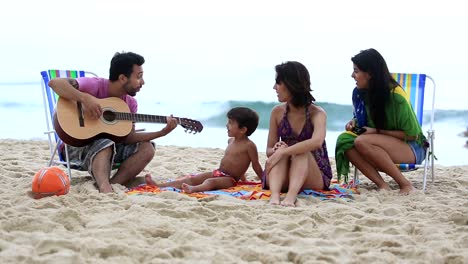 Diversión-de-amigos-de-la-familia-en-la-playa