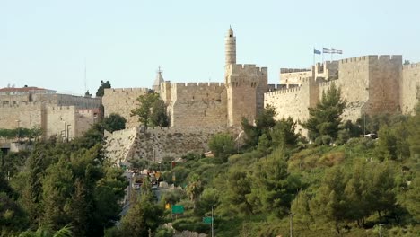 Lebhafte-moderne-und-antike-Straße-in-Jerusalem