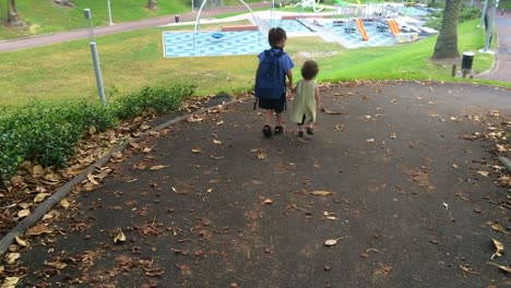 Dos-hermanas-yendo-a-clase-y-jardín-infantil-juntos