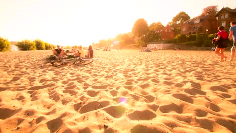 Elbestrand-in-Stadt-nachmittags-timelapse