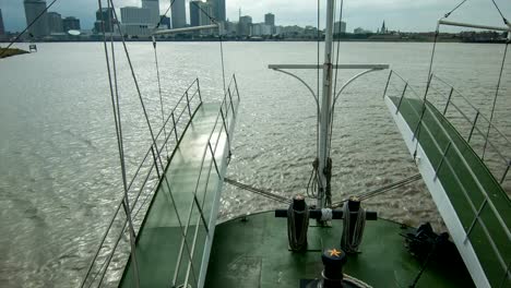 Mississippi-River-Steamboat-nähern-New-Orleans,-LA