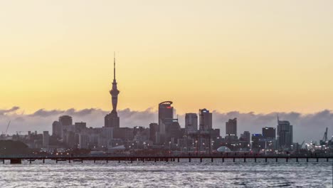 Auckland-Skyline-bei-Sonnenuntergang-(Zeitraffer)