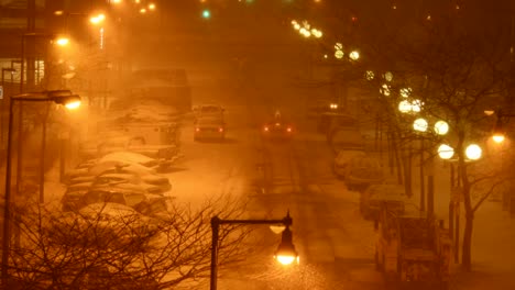 Zeitraffer-des-Autos-bewegen-auf-verschneiten-Straßen-in-einer-Stadt-während-eines-Schneesturms.