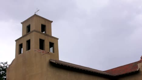 Kamera-Tilt,-eine-historische-Adobe-katholische-Kirche-zu-offenbaren