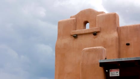 Las-nubes-de-tormenta-se-reúnen-detrás-de-un-edificio-de-Adobe