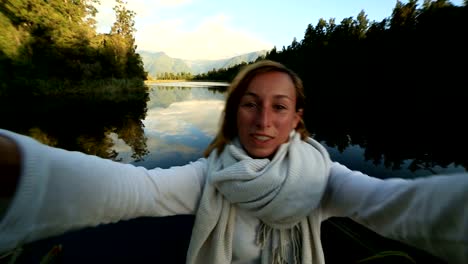 Frau-nimmt-Selbstportrait-am-Lake-Matheson,-NZ