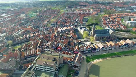 Ciudad-de-Volendam-en-Holanda-del-norte-en-la-vista-aérea-de-países-bajos