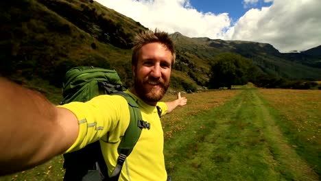 Selbstparken-Porträt-von-junger-Mann-Wandern-in-Neuseeland