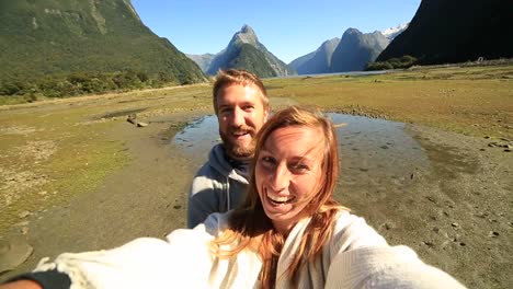 Junges-Paar-unter-Selfie-Porträt-am-Milford-Sound