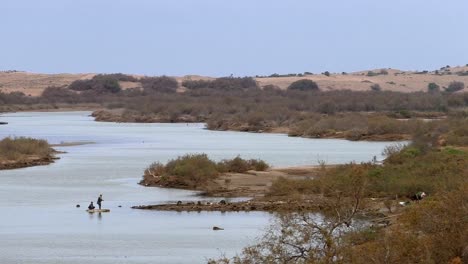 Menschen,-die-den-Fluss-auf-einem-Kabelfloß-in-Afrika-überqueren