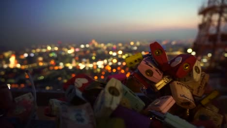 Cerradura-de-Torre-N-de-Seúl-Seul,-Corea-del-sur---julio-de-2016:-del-amor-con-vista-de-noche-romántica-de-cubierta-de-colina