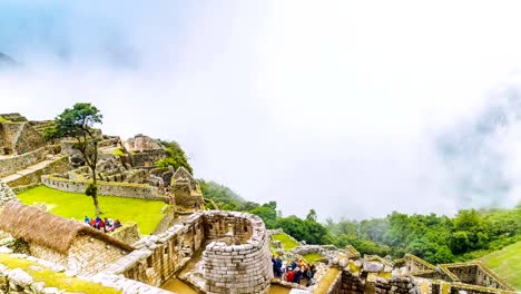 Zeitraffer-der-Wolken-in-der-Regenzeit-in-Machu-Picchu