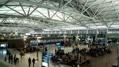 Timelapse-of-airport,-seen-people-waiting-for-the-flight