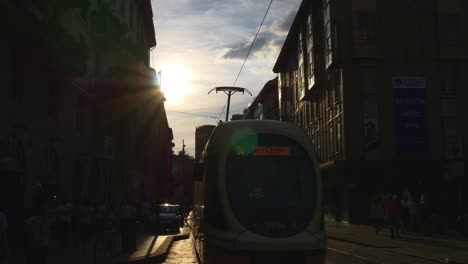 Italien-Mailand-Sonnenuntergang-Torino-Straße-Straßenbahn-Stadtverkehr-walking-Panorama-4k