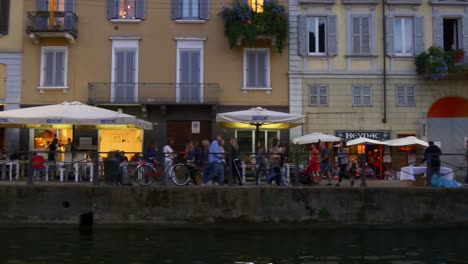 Italia-Milán-navigli-sunset-canal-lombardi-Bahía-opuesta-al-lado-caminando-panorama-4k