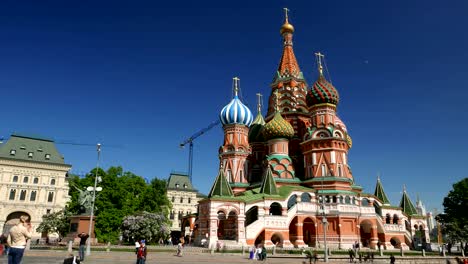 Saint-Basil's-Cathedral,-tourists-scurry-around-square,-time-lapse-shot