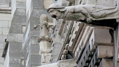 Tallas-de-la-cabeza-del-León-en-el-borde-de-la-pared