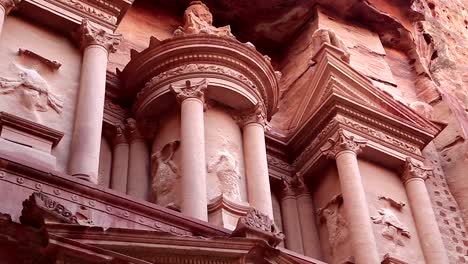 Al-Khazneh-o-la-tesorería-en-la-antigua-ciudad-rosa-de-Petra-en-Jordania