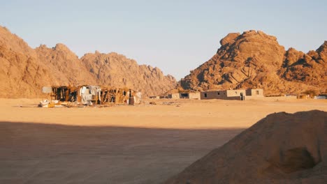 Wüste-in-Ägypten,-Sand,-Berge-und-Beduinensiedlungen