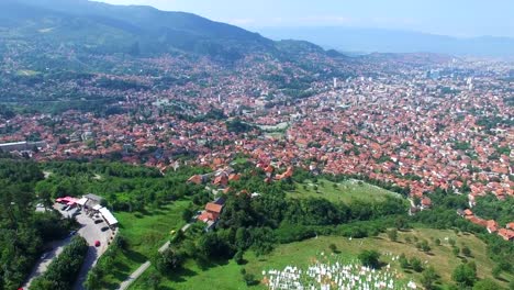 Fliegen-über-bosnische-Stadt-mit-muslimischen-Friedhöfen