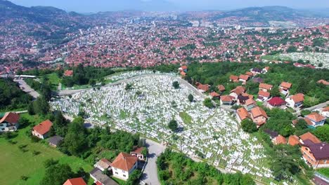 Fliegen-über-bosnische-Stadt-mit-muslimischen-Friedhöfen