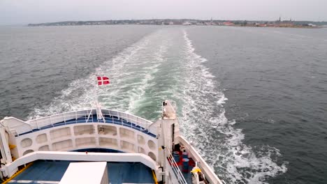 Dänische-Fahne-flattert-im-Wind-auf-dem-Schiff