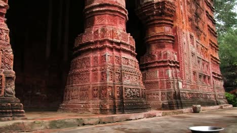 Templo-hindú-Pancharatna-Govinda-en-Puthia,-Bangladesh.