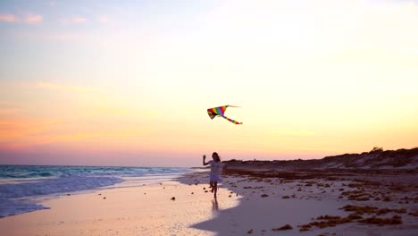 Entzückende-kleine-Mädchen-mit-fliegenden-Drachen-auf-tropischen-Strand.-Kinder-spielen-an-der-Meeresküste.-Kind-mit-Strandspielzeug.