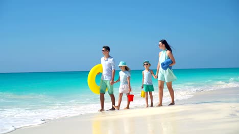 Feliz-hermosa-familia-de-cuatro-en-un-apartamento-de-la-playa-tropical