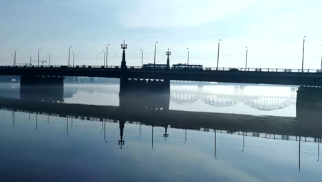 Tráfico-en-puente-piedra-cerca-de-casco-antiguo-de-Riga