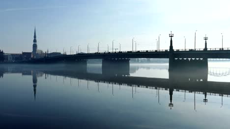 Tráfico-en-puente-piedra-cerca-de-casco-antiguo-de-Riga