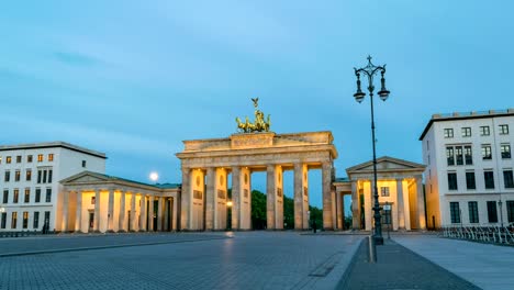 Noche-de-skyline-de-la-ciudad-de-Berlín-para-timelapse-del-día-en-la-puerta-de-Brandenburgo-(Brandenburger-Tor),-lapso-de-tiempo-de-Berlín,-Alemania,-de-4-K