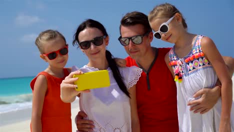 Junge-schöne-Familie-unter-Selfie-Porträt-am-Strand