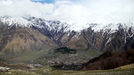 Paisaje-de-Kazbegi-montañas-de-picos-de-nieve-en-Georgia