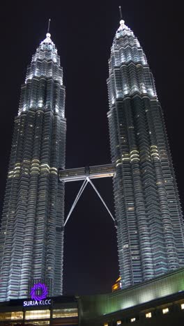 Malaysia-vertikale-Kuala-Lumpur-Petronas-Türme-Nacht-Beleuchtung-Panorama-4k