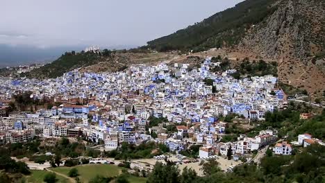 Weitwinkel-Landschaft-Schuss-der-blauen-Stadt-Chefchaouen-Chaouen-/-Marokko