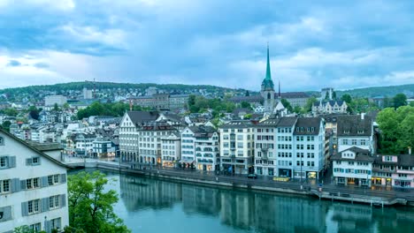 Noche-de-skyline-de-la-ciudad-de-Zurich-para-timelapse-día-vista-desde-el-Lindenhof,-lapso-de-tiempo-de-Zurich,-Suiza,-de-4-K