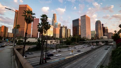 Die-Innenstadt-von-Los-Angeles-goldene-Stunde-Timelapse