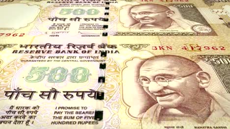 Banknoten-der-fünfhundert-indischen-Rupien-Indiens-Rollen,-Bargeld,-Schleife