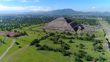 Vista-aérea-de-las-pirámides-en-Mesoamérica-antigua-ciudad-de-Teotihuacan,-pirámide-del-sol,-Valle-de-México-desde-Centroamérica,-4-k-UHD