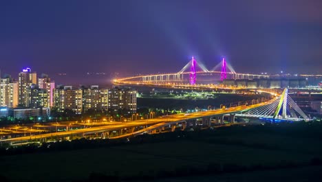 Lapso-de-tiempo-de-puente-de-incheon-en-sur-Korea.Zoom-hacia-fuera