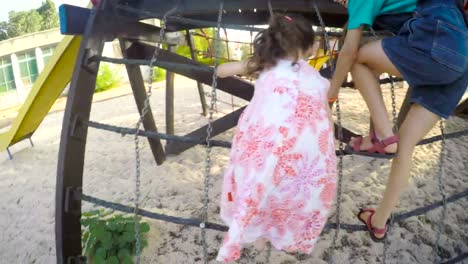 Imágenes-POV-de-tres-niños-jugando-en-un-patio-de