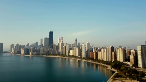 Vista-aérea-de-la-ciudad-de-Chicago,-Estados-Unidos-temprano-en-la-mañana.-Helicóptero-volando-hasta-la-ciudad,-lago-Michigan